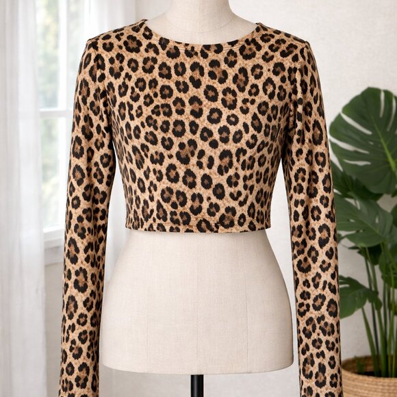 Alice + Olivia Leopard Print Long Sleeve Crop Top – Trendy & Chic